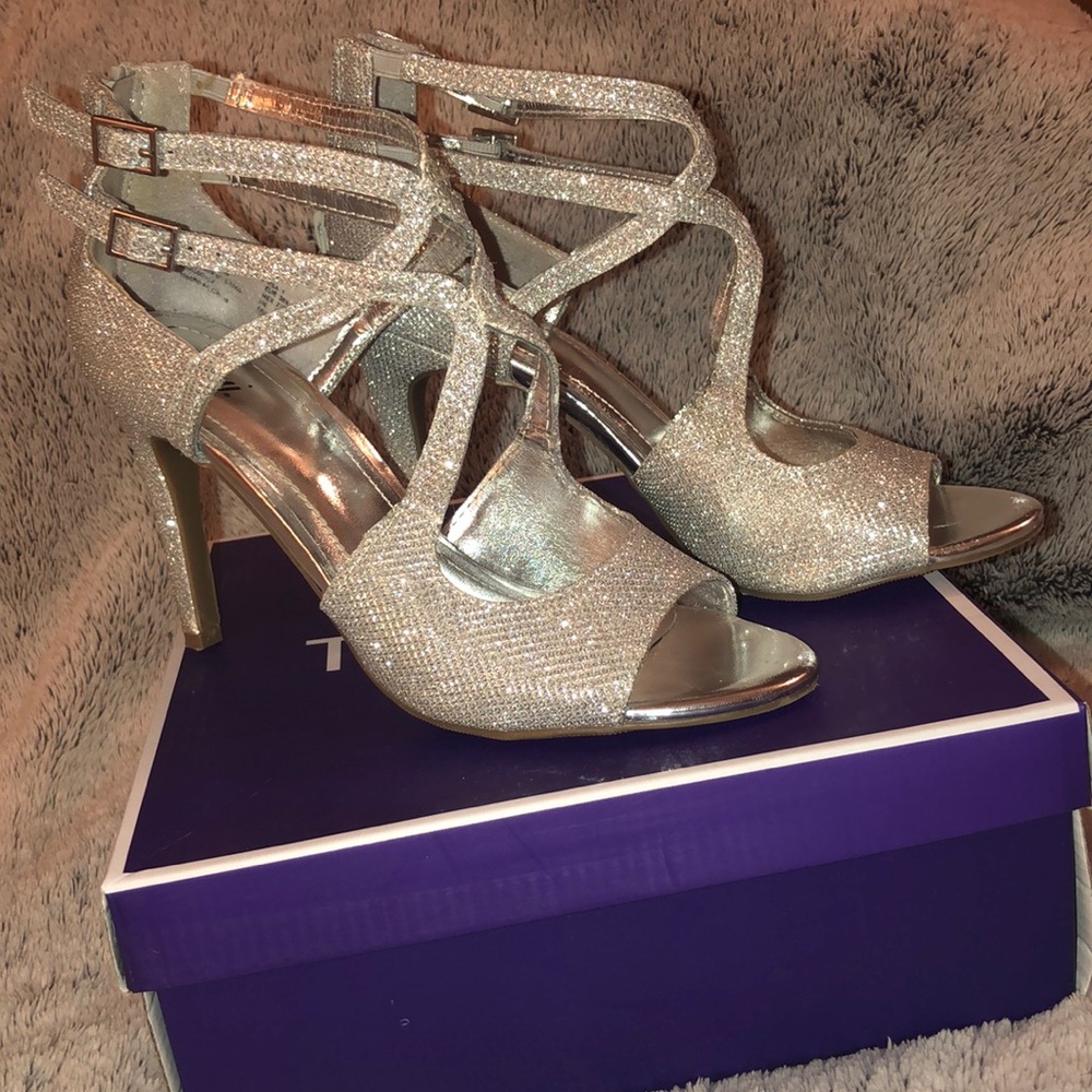 ✨Sparkly silver open toe heels✨